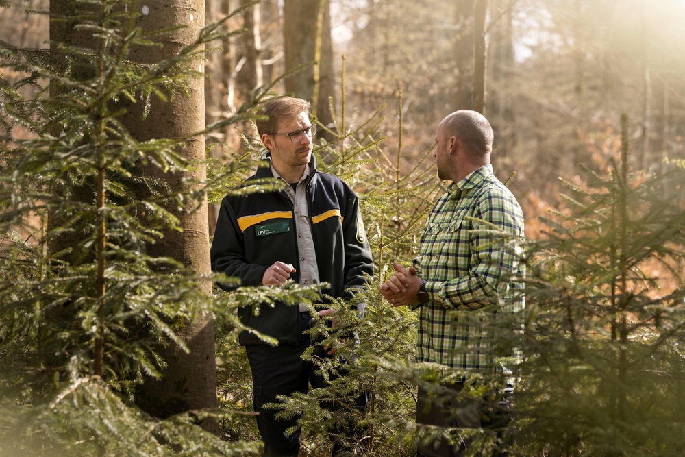 Ein Förster berät einen Waldbesitzer.